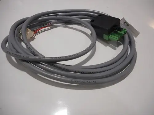 Graues Kabel mit einem Stecker und mehreren Adern, gekennzeichnet mit der Bezeichnung "Remeha". Das Kabel ist aufgewickelt und auf einem weißen Untergrund platziert.